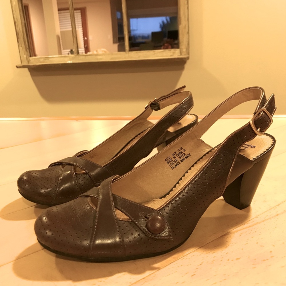 Brown sling back pumps by Clark’s Indigo